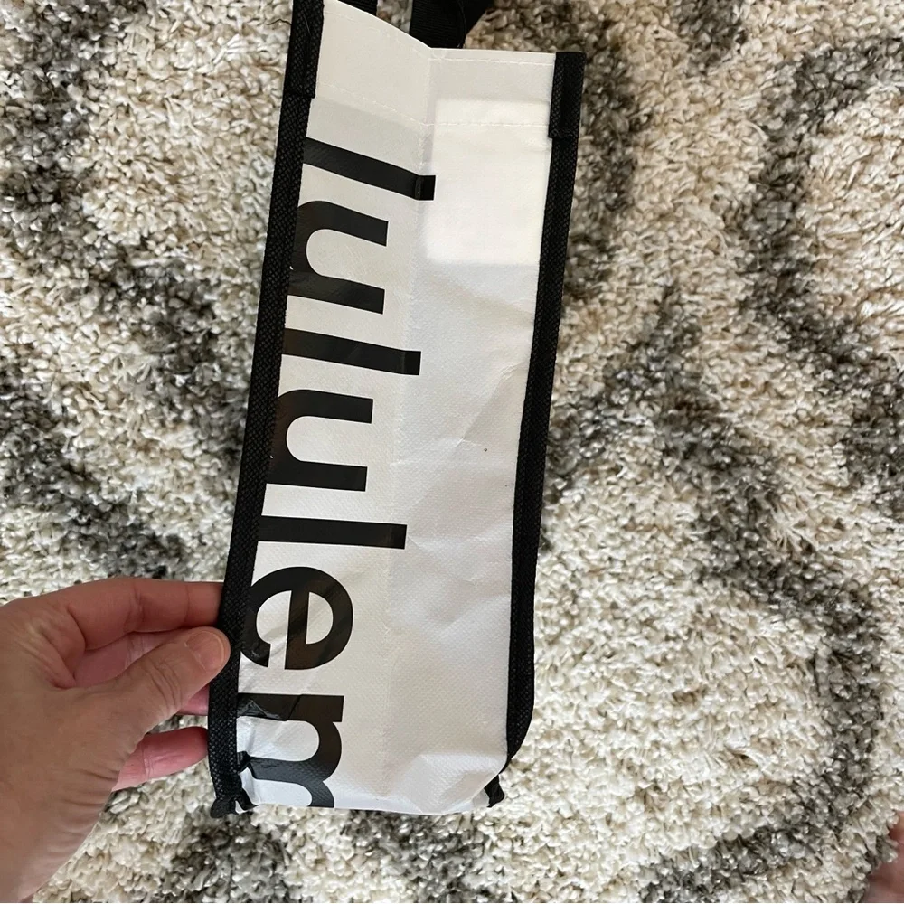 Lululemon small black bag - Picture 4 of 5
